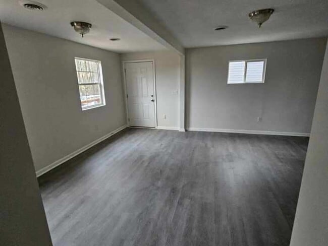 Building Photo - Charming Cottage with Lake View!