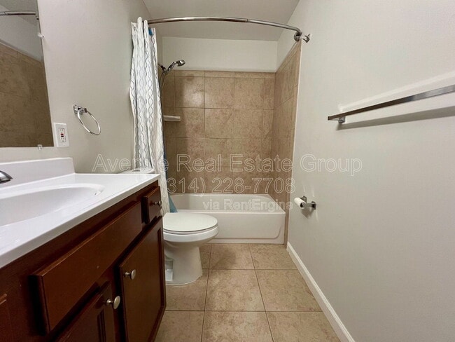 Building Photo - 1015 Commodore Dr