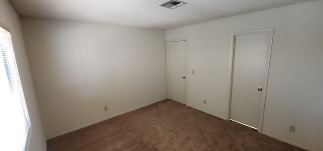 Building Photo - Gorgeous 2BED/2BATH Condo nestled in a Roc...