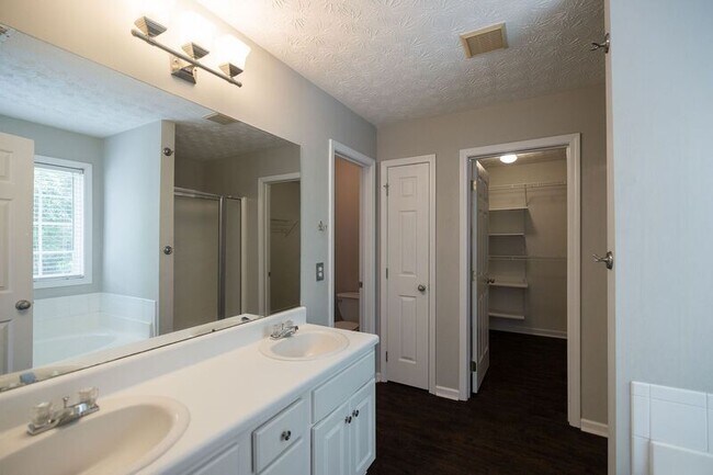 Building Photo - 453 Reba Ct