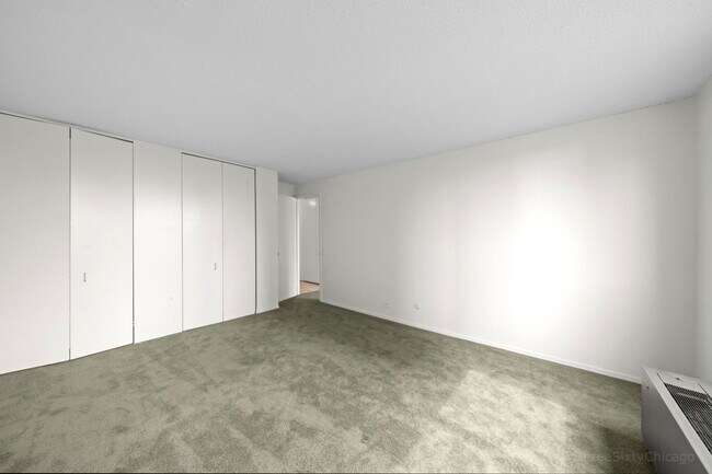 Building Photo - 899 S Plymouth Ct