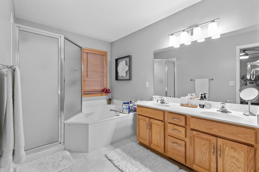 Building Photo - 8633 Carriage Hill Ct