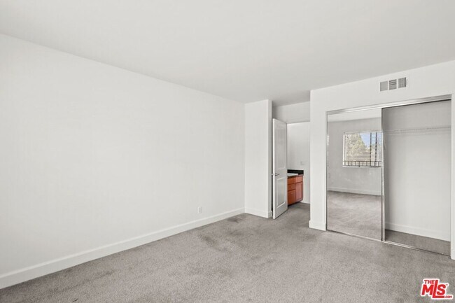 Building Photo - 10982 Roebling Ave