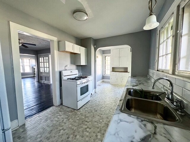 Building Photo - 1000 E 8th St