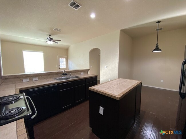 Building Photo - 688 Creekside Cir