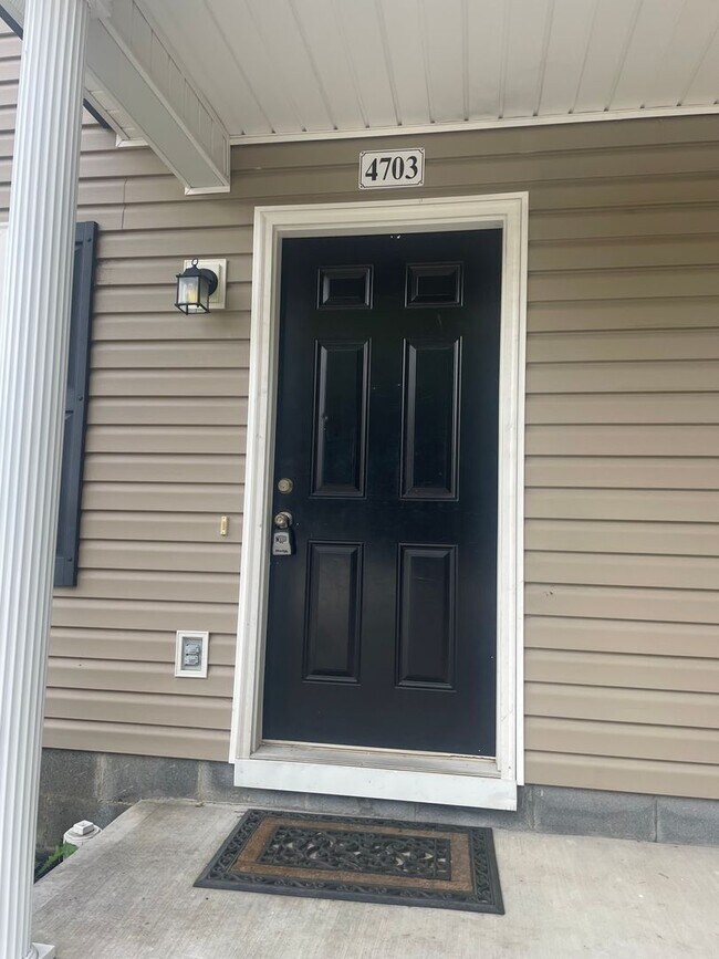 Building Photo - Knoxville 37918 - 2 bedroom, 2.5 bath town...