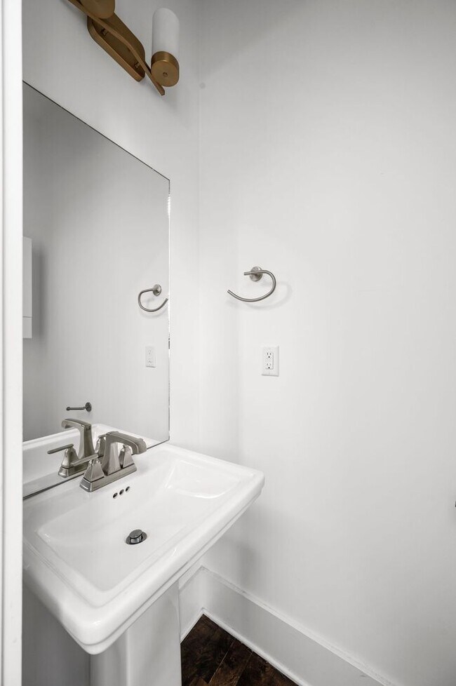 Building Photo - Modern 3BR/3.5BA home in Sylvan Summit, ju...