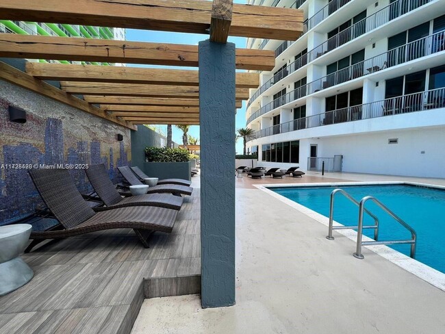 Building Photo - 1750 N Bayshore Dr