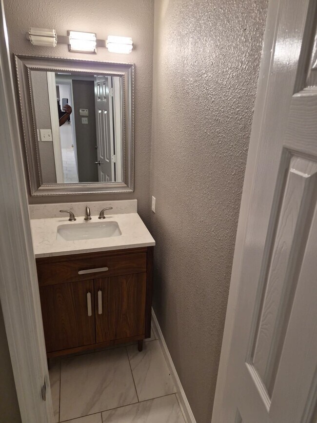 Building Photo - 15735 Munson Ln