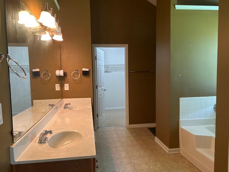 Building Photo - Room in House on Cabana Way