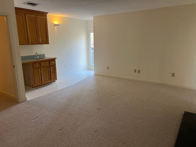 Building Photo - 303 Lake Pointe Dr