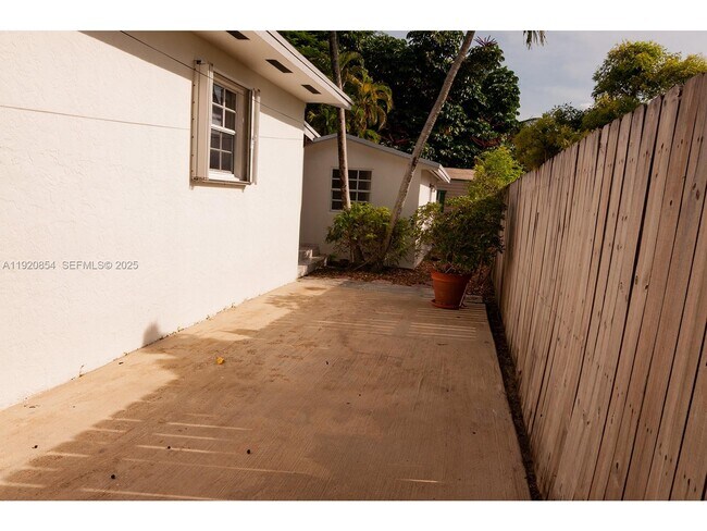 Building Photo - 6384 SW 31st St