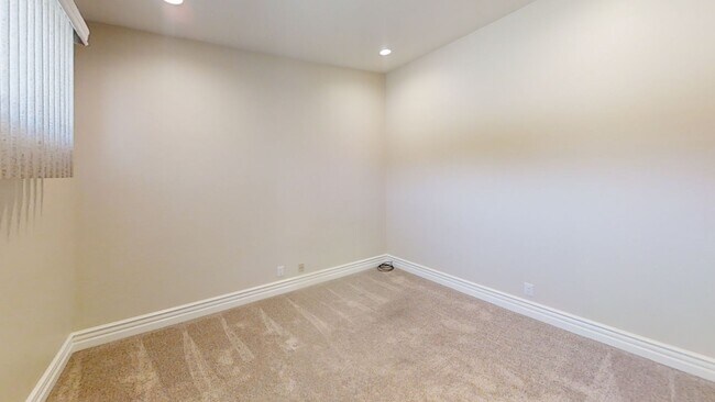 Building Photo - Gorgeous 3bd/2.5 bath in East Bluff!