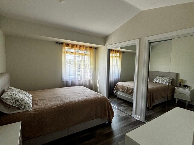 Building Photo - 353 S Whispering Hills Dr