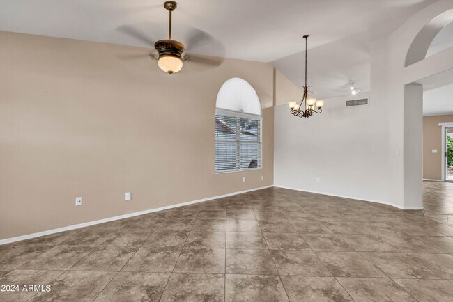 Building Photo - 1113 E Betsy Ln