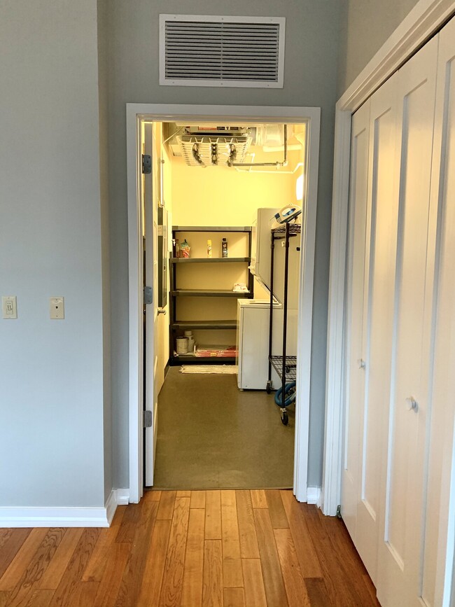 Building Photo - 1401 State St - Unit 405