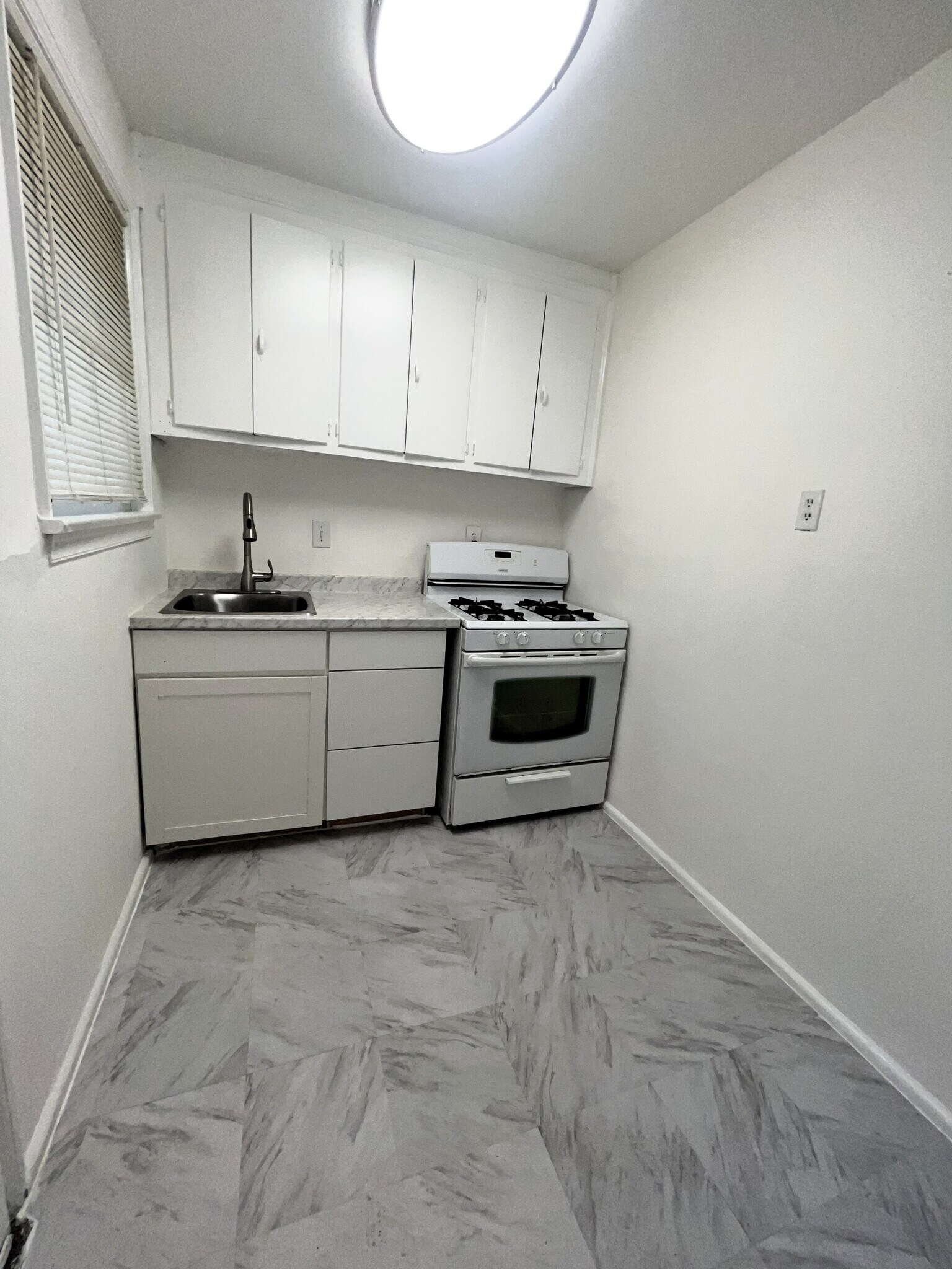 Building Photo - 1204 Yale Ave