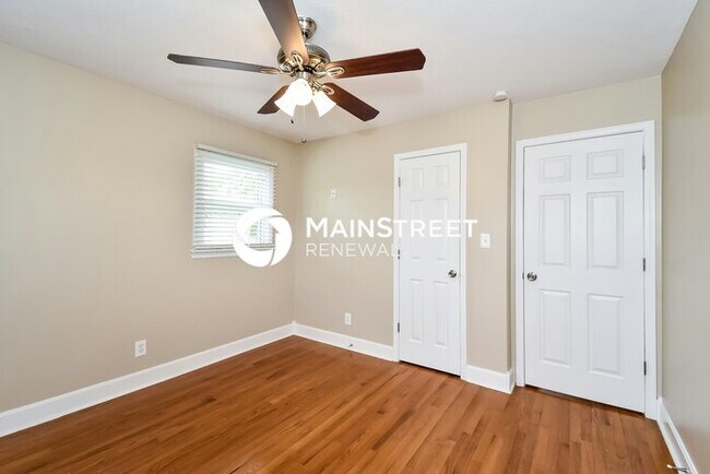 Building Photo - 3 Bedroom Pet-Friendly Home in Hillview, KY with Main Street Renewal