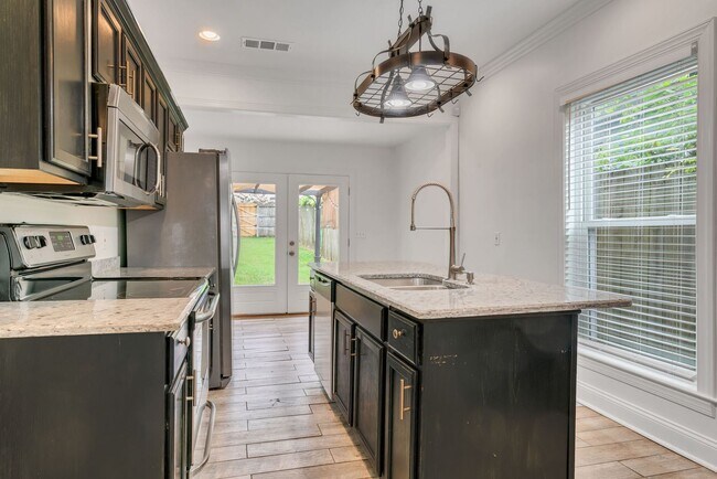 Building Photo - Remodeled house in great location in East Nashville