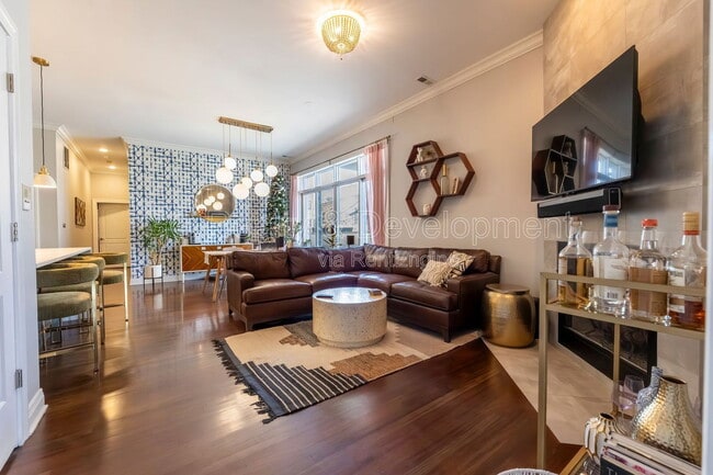 Building Photo - 852 N Damen Ave