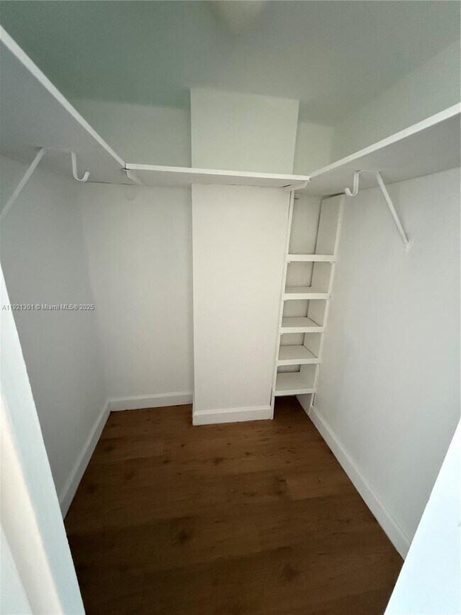 Building Photo - 2025 NE 164th St