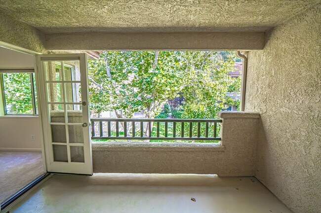 Building Photo - COMING SOON! 1 Bedroom Condo for Rent in V...
