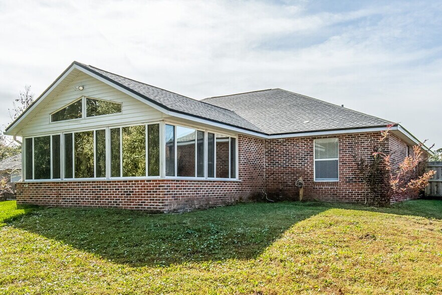 Building Photo - 299 Thornbrook Ct
