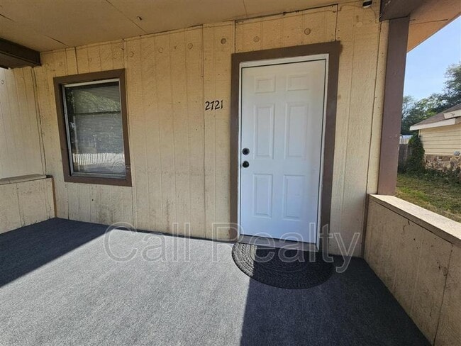 Building Photo - 2721 E Rowan Ave