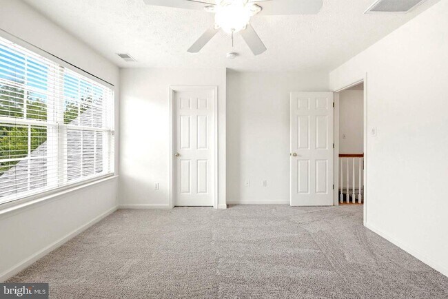 Building Photo - 2068 Stoneleigh Dr