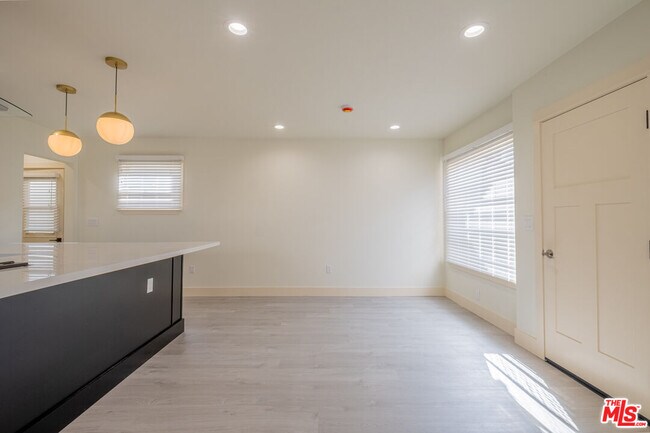 Building Photo - 216 N Catalina Ave