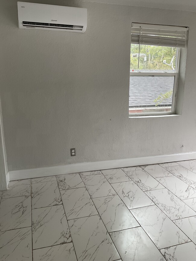 Building Photo - 1356 W 24th St