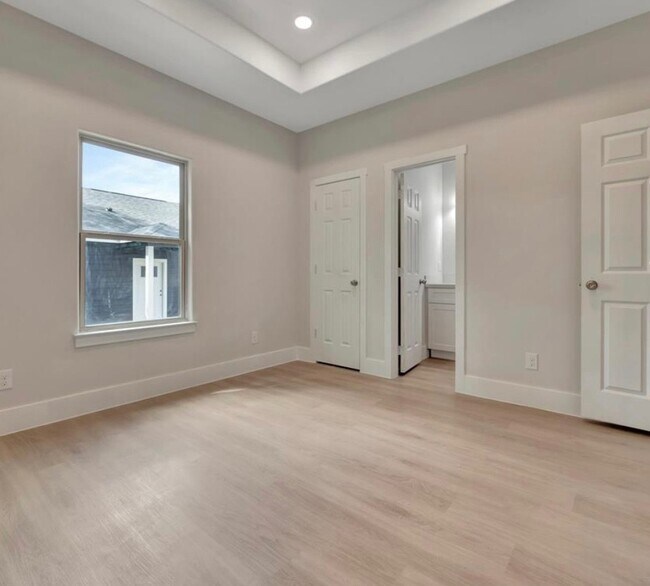 Building Photo - 418 Lake St