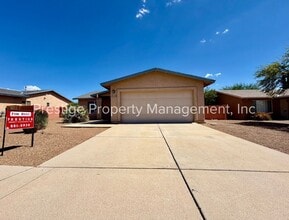 Building Photo - ***RENT SPECIAL*** 3/2 Beautiful Rita Ranch Home With Open Design!!!