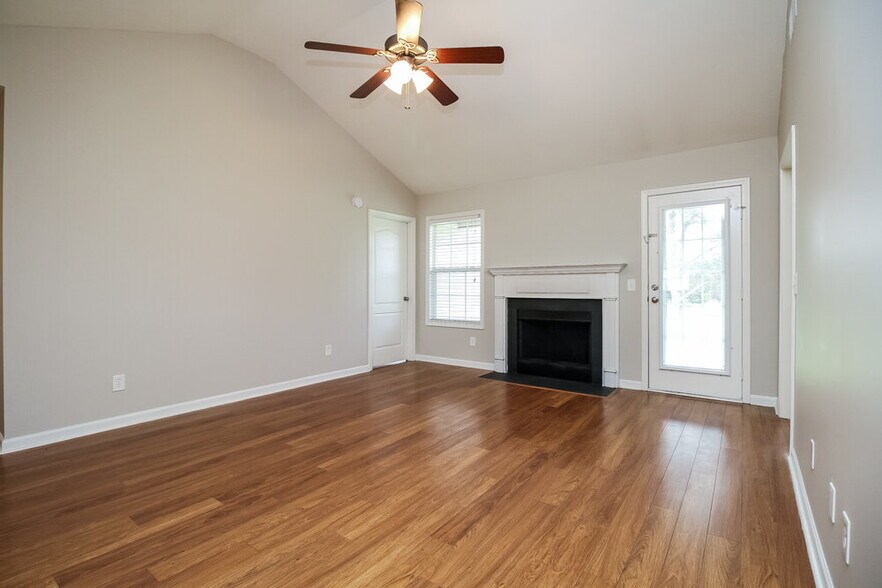 Building Photo - 731 Clear Cir