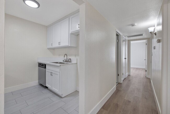 Building Photo - Brand new remodel unit! Must see