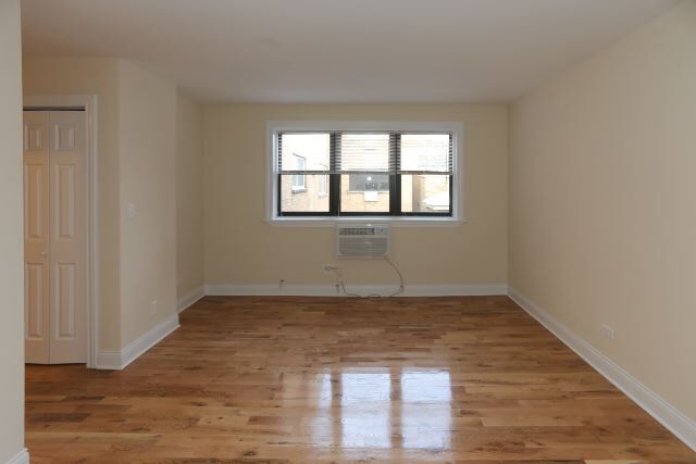 Building Photo - 558 W Arlington Pl