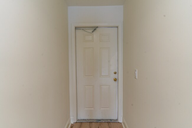 Building Photo - Spacious 2 Bedroom, 2 Bathroom Condominium...