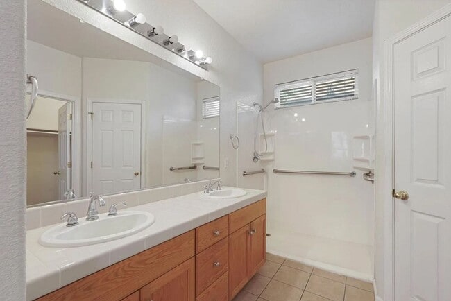 Building Photo - 1911 Lexington Dr