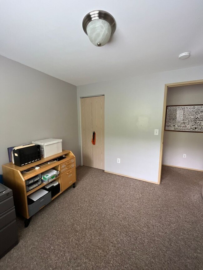 Building Photo - 3 Bedroom 2 Bath House on Cul-de-sac near Whatcom Falls Park