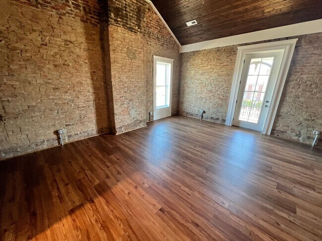 Building Photo - 301 N Main St