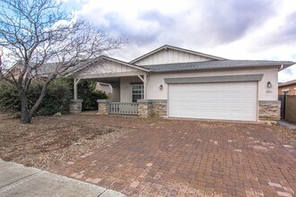 Building Photo - MOVE IN SPECIAL - 3 Bedroom Home in Quailwood