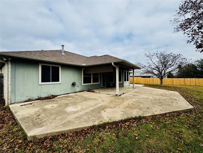 Building Photo - 104 Silk Tree Ln