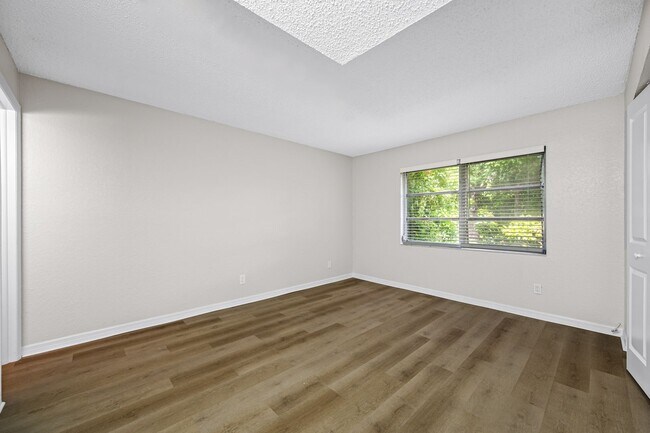 Building Photo - Newly Renovated 2 Bed-2 Bath Apartment wit...