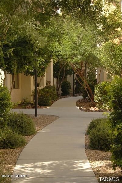 Building Photo - 2550 E River Rd