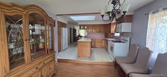 Building Photo - 51 Peconic St