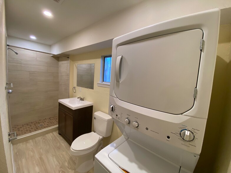 Building Photo - 2221 Gold Ave