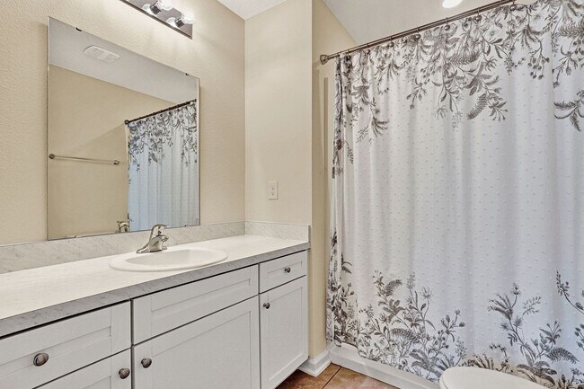 Building Photo - 2 bedroom/ 2.5 bathroom townhome in St Augustine!
