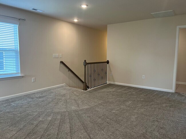 Building Photo - AMAZING LOCATION, Fantastic 4 Bed Home, In...