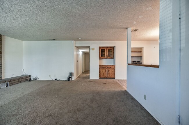 Building Photo - 3 bedroom, 2 bath with large living room a...