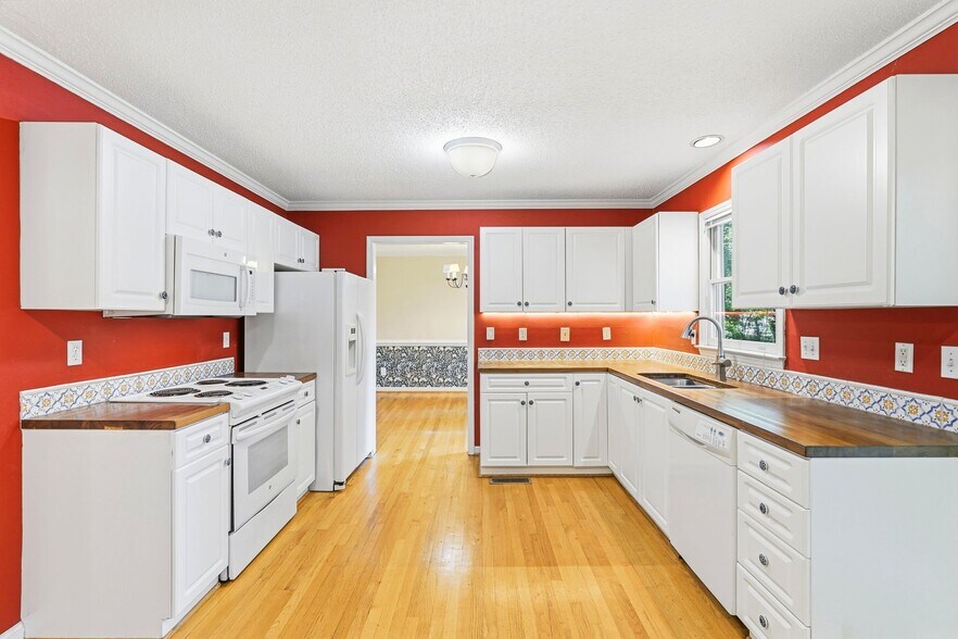Building Photo - 1424 Brookwood Dr